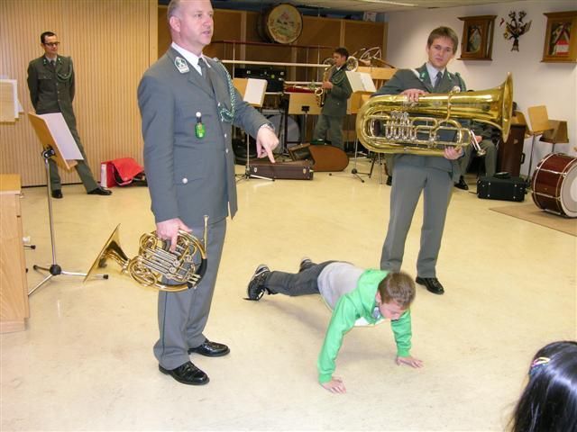 Wer Bass spielen will braucht viel Kraft - das wurde durch Liegestütze bewiesen Wer Bass spielen will braucht viel Kraft - das wurde durch Liegestütze bewiesen