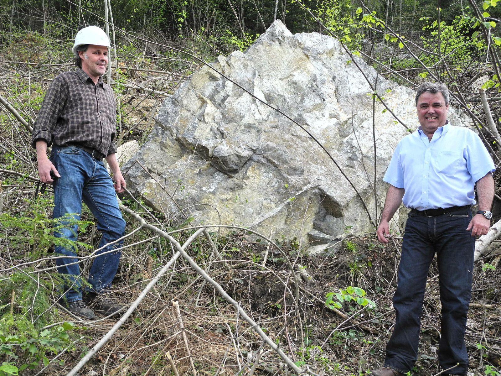 (l.) Bauleiter Elmar PLankensteiner mit Uwe Bächle, dem Leiter des Bauhof der Stadt Feldkirch vor dem 20 Tonnen schweren Gesteinsbrocken