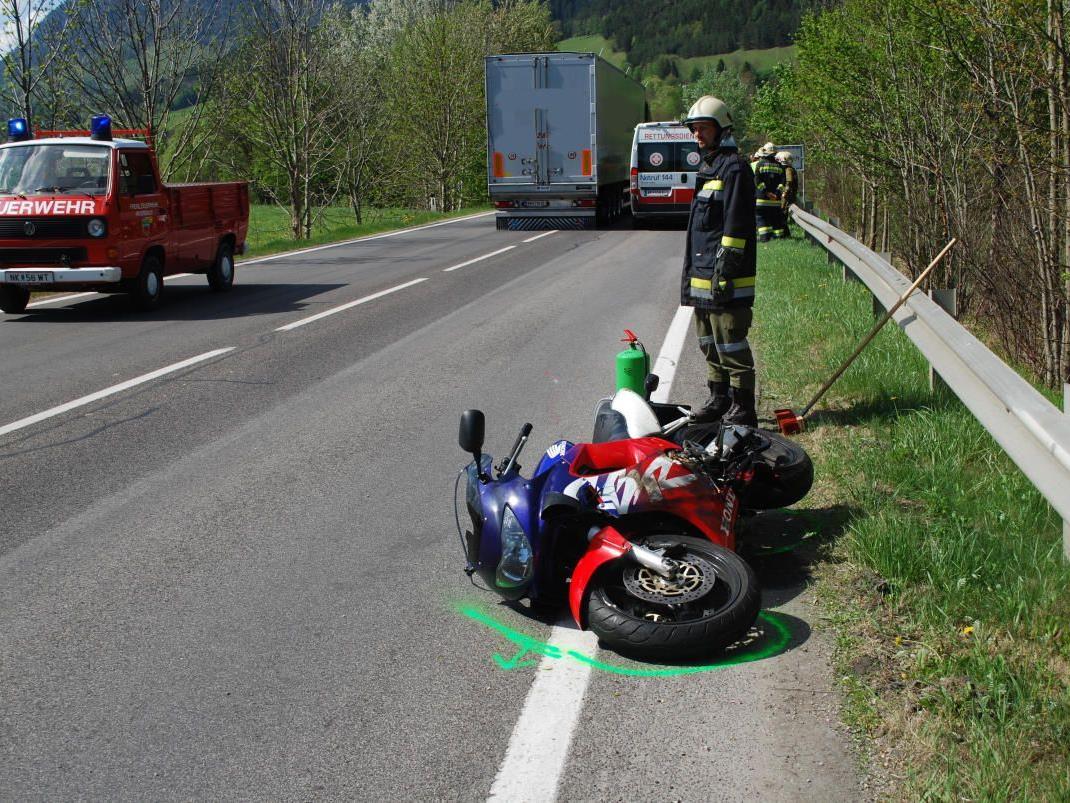 Ein Motorradfahrer wurde bei diesem Crash bei Payerbach verletzt