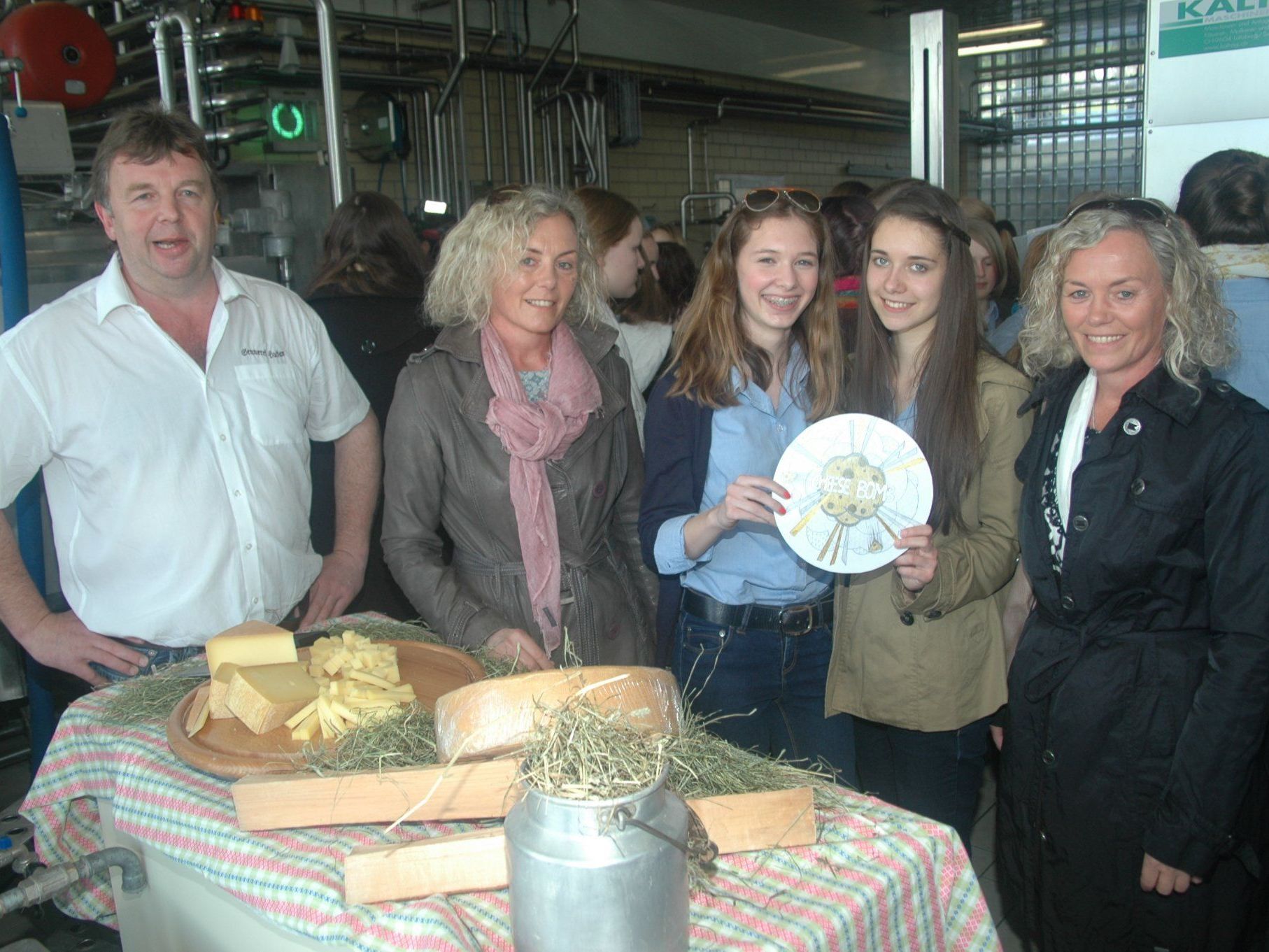 Sennerei-Obmann Otto Nöckl freut sich mit den Schülerinnen und Lehrerinnen über das gelungene Produkt. Sennerei-Obmann Otto Nöckl freut sich mit den Schülerinnen und Lehrerinnen über das gelungene Produkt.