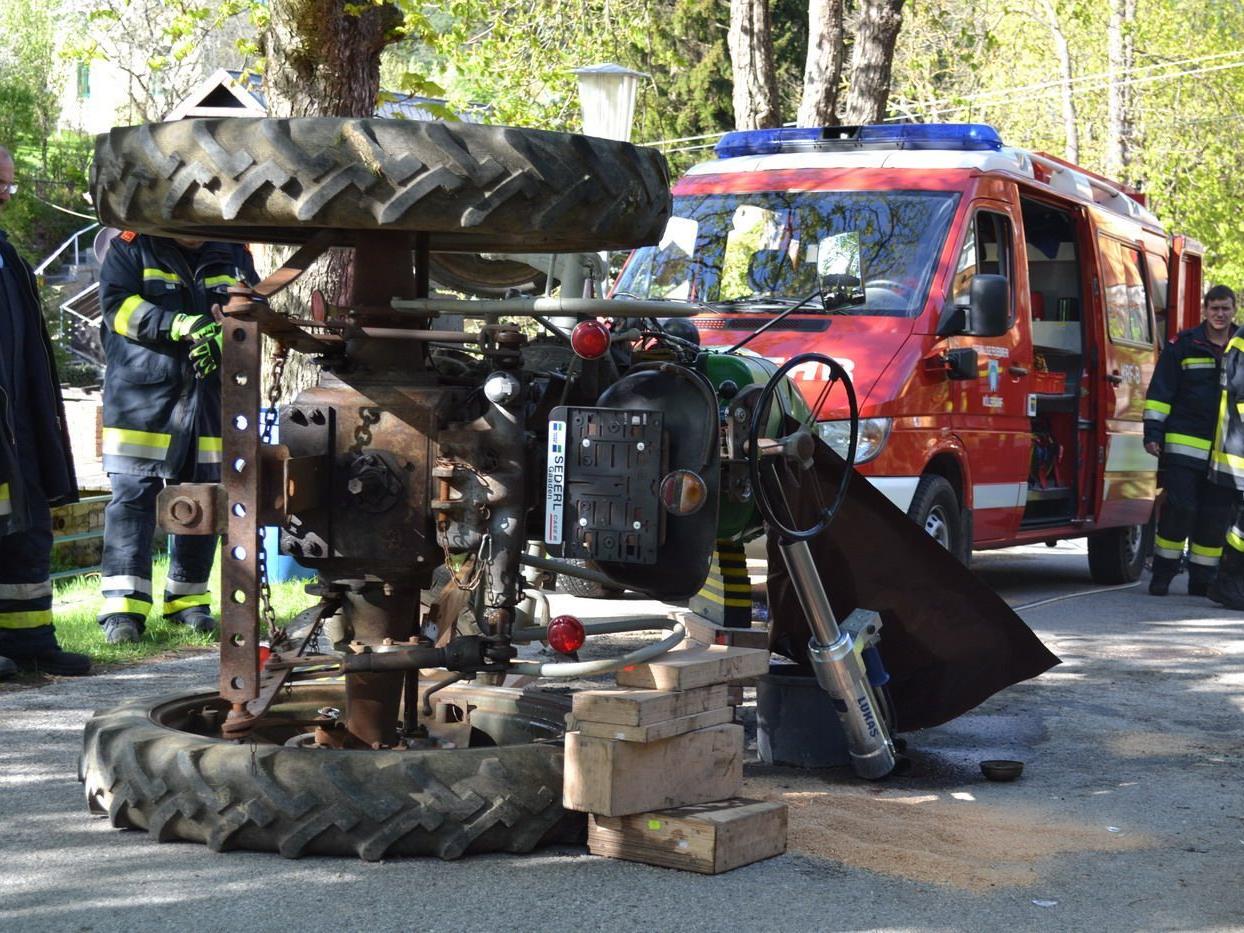 Unter diesem Traktor wurde der Mann in Wöllersdorf begraben und starb noch an der Unfallstelle