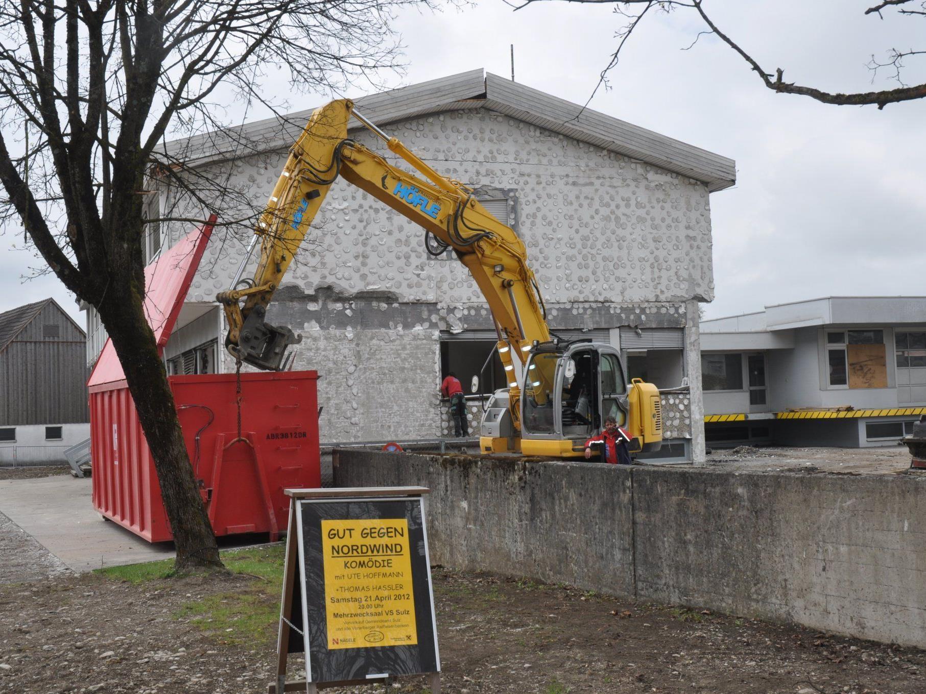 Die Aussenisolierung beim ehemaligen VKW Gebäude wird abgetragen.