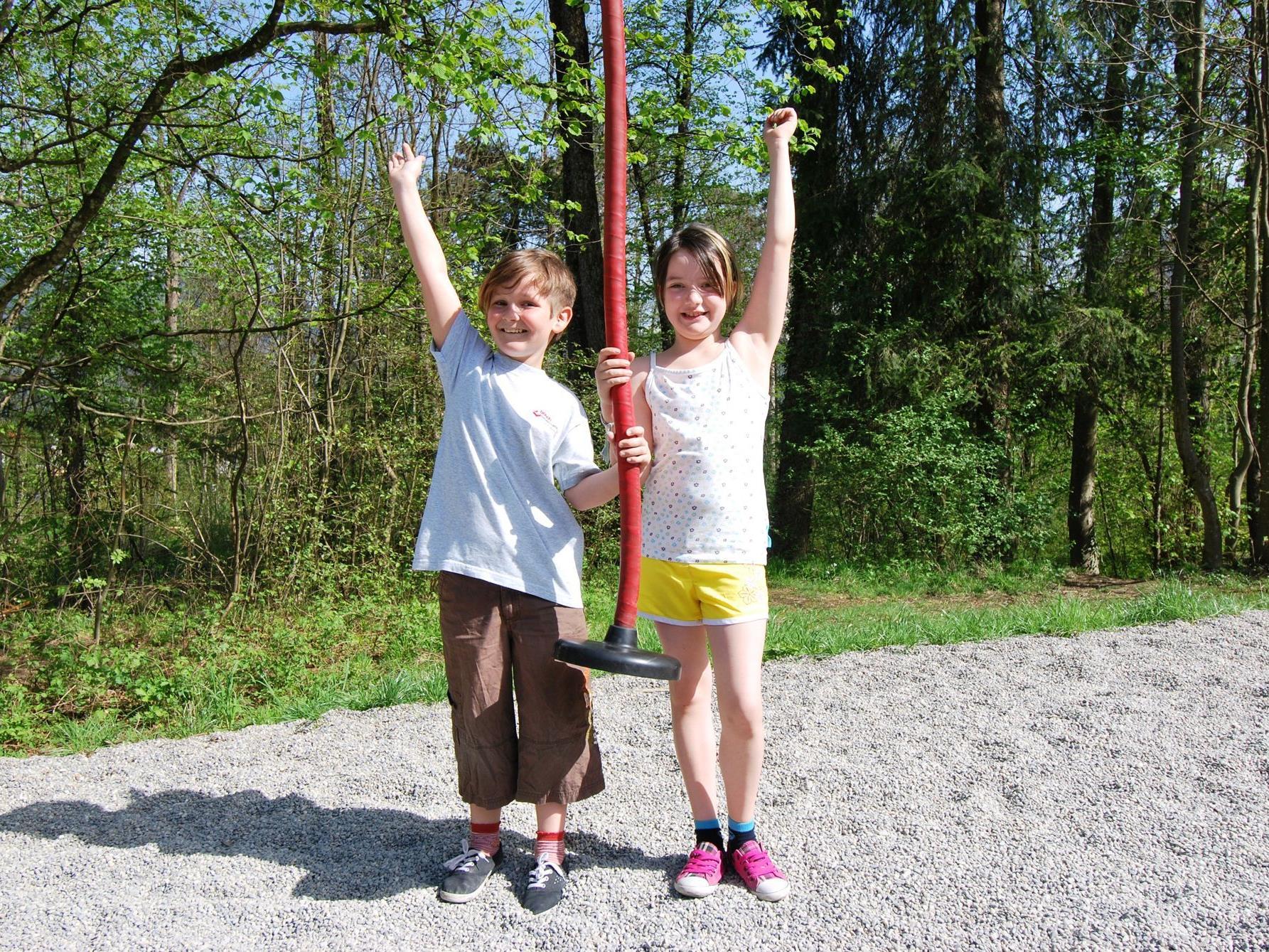 Nadine, 10 (li) und Lena, 9, haben es nicht weit zum Spielplatz und genießen ihn in vollen Zügen