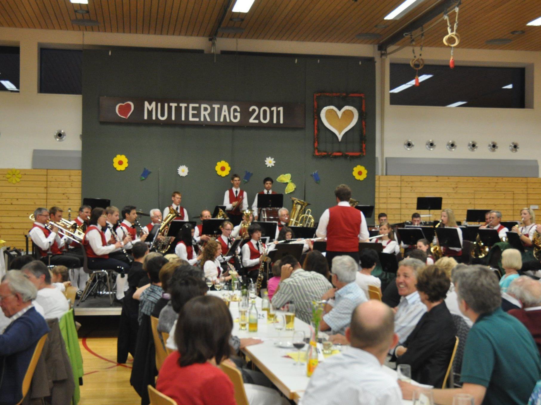 Der Schützenmusikverein lädt zum Muttertagskonzert in den Mehrzwecksaal.