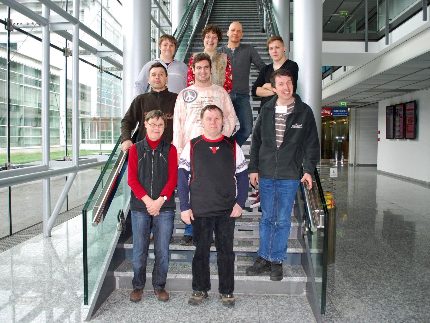 Eine Gruppe der Fachwerkstätte Schwarzach bei ihrem Besuch im Medienhaus.