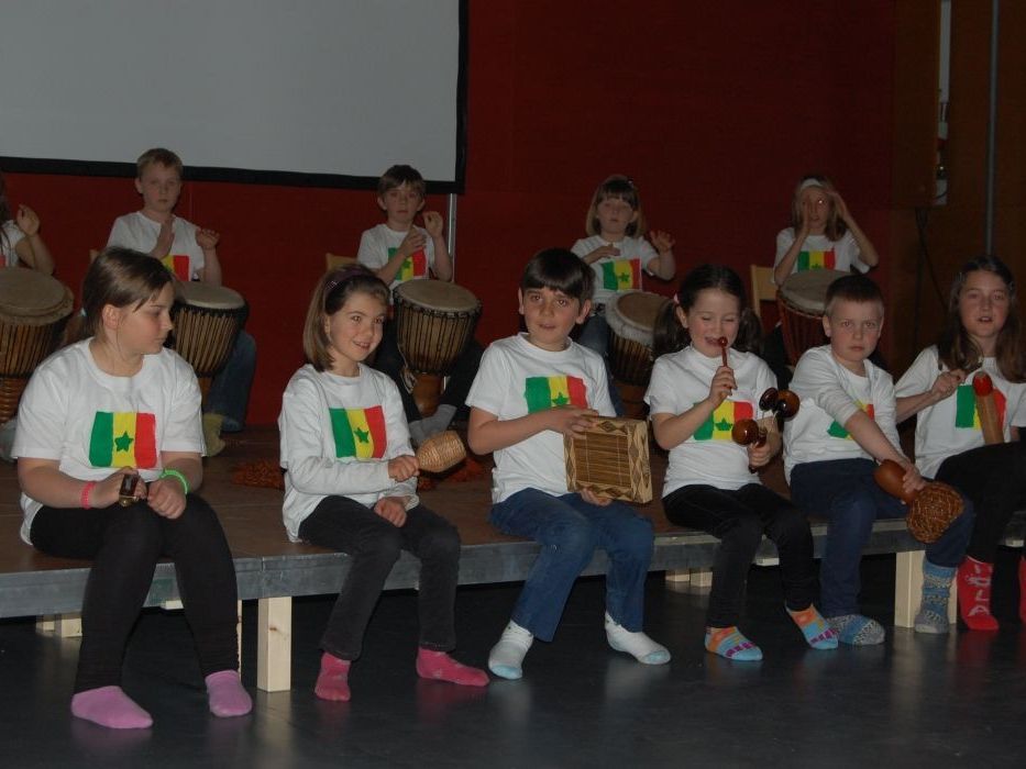 Die Kinder der Reformklasse Latschau beeindruckten mit einer Trommelvorführung. Die Kinder der Reformklasse Latschau beeindruckten mit einer Trommelvorführung.