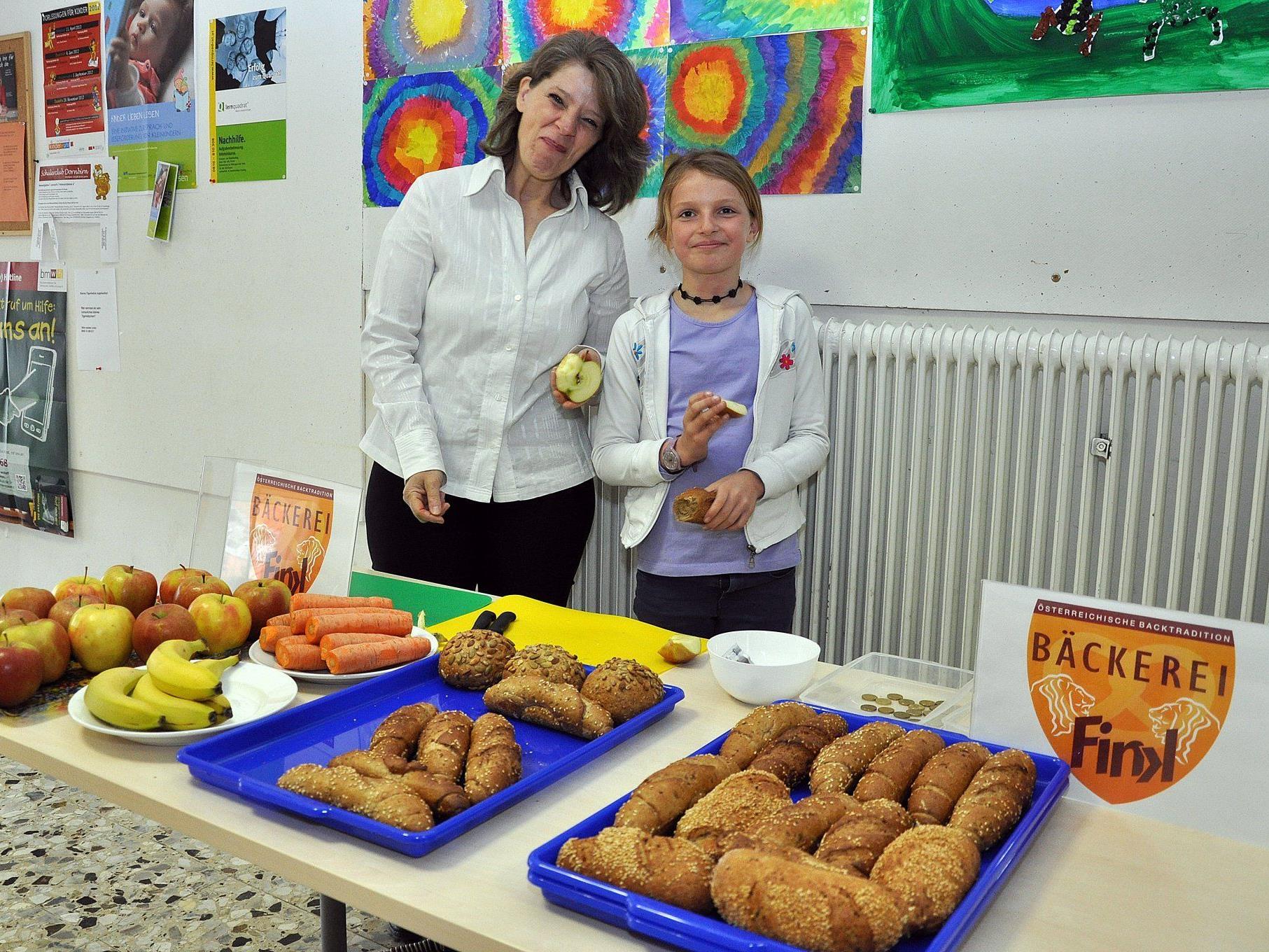 Leckere Vollkornbrötle und frisches Obst gibt es für die Oberdorfer Volksschüler.