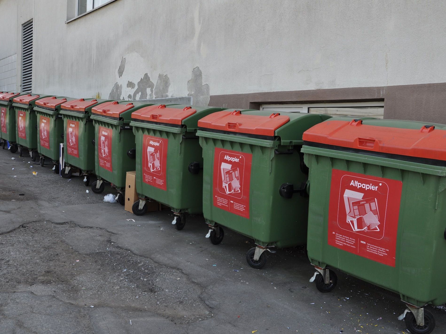 Die Papiertonnen an der Abfallsammelstelle gehören bald der Vergangenheit an. Die Papiertonnen an der Abfallsammelstelle gehören bald der Vergangenheit an.
