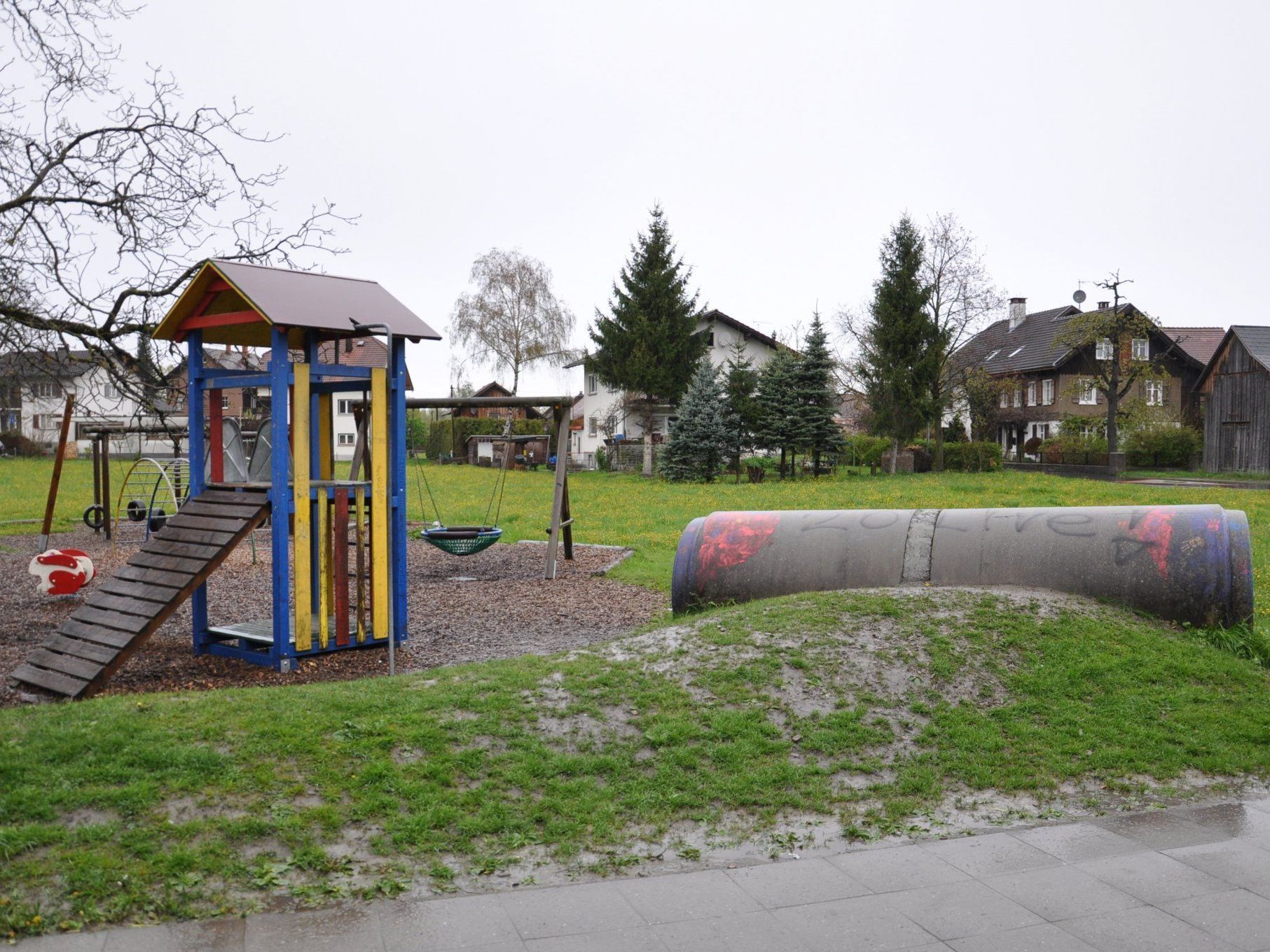 Die Rutsche und der Tunnel wurden besprüht. Die Rutsche und der Tunnel wurden besprüht.
