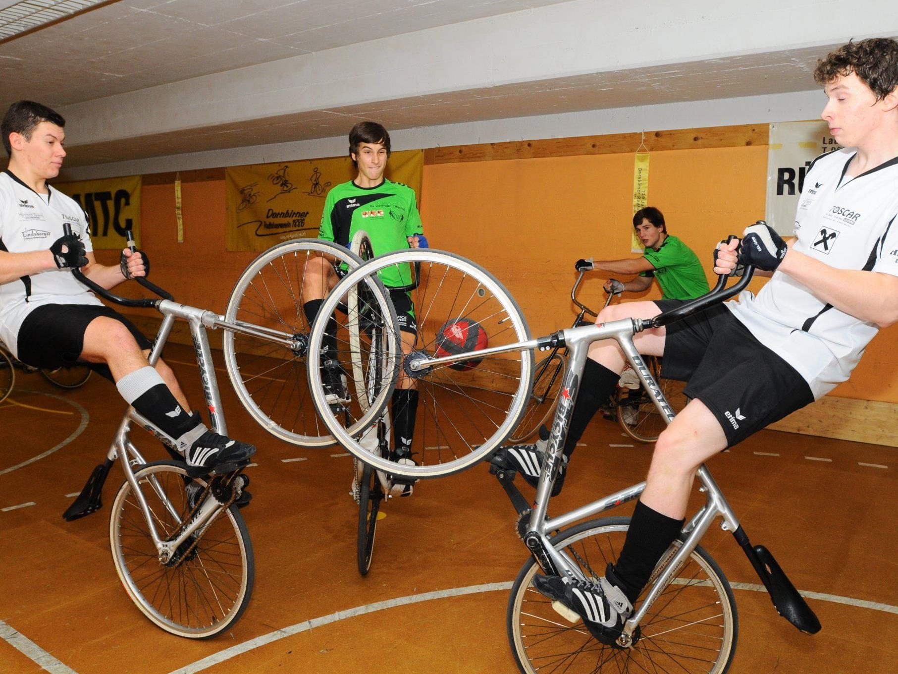 Die Radballer des RV Dornbirn sind wahre Akrobaten auf dem Fahrrad und mit dem Ball.