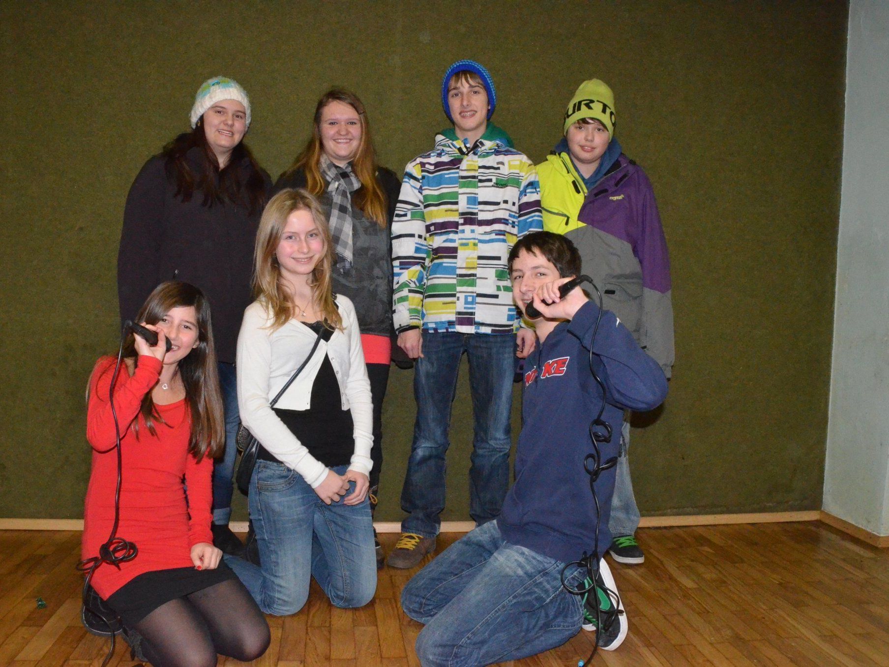 Firmlinge verkaufen Tortenstücke nach dem Gottesdienst am Sonntag. Firmlinge verkaufen Tortenstücke nach dem Gottesdienst am Sonntag.