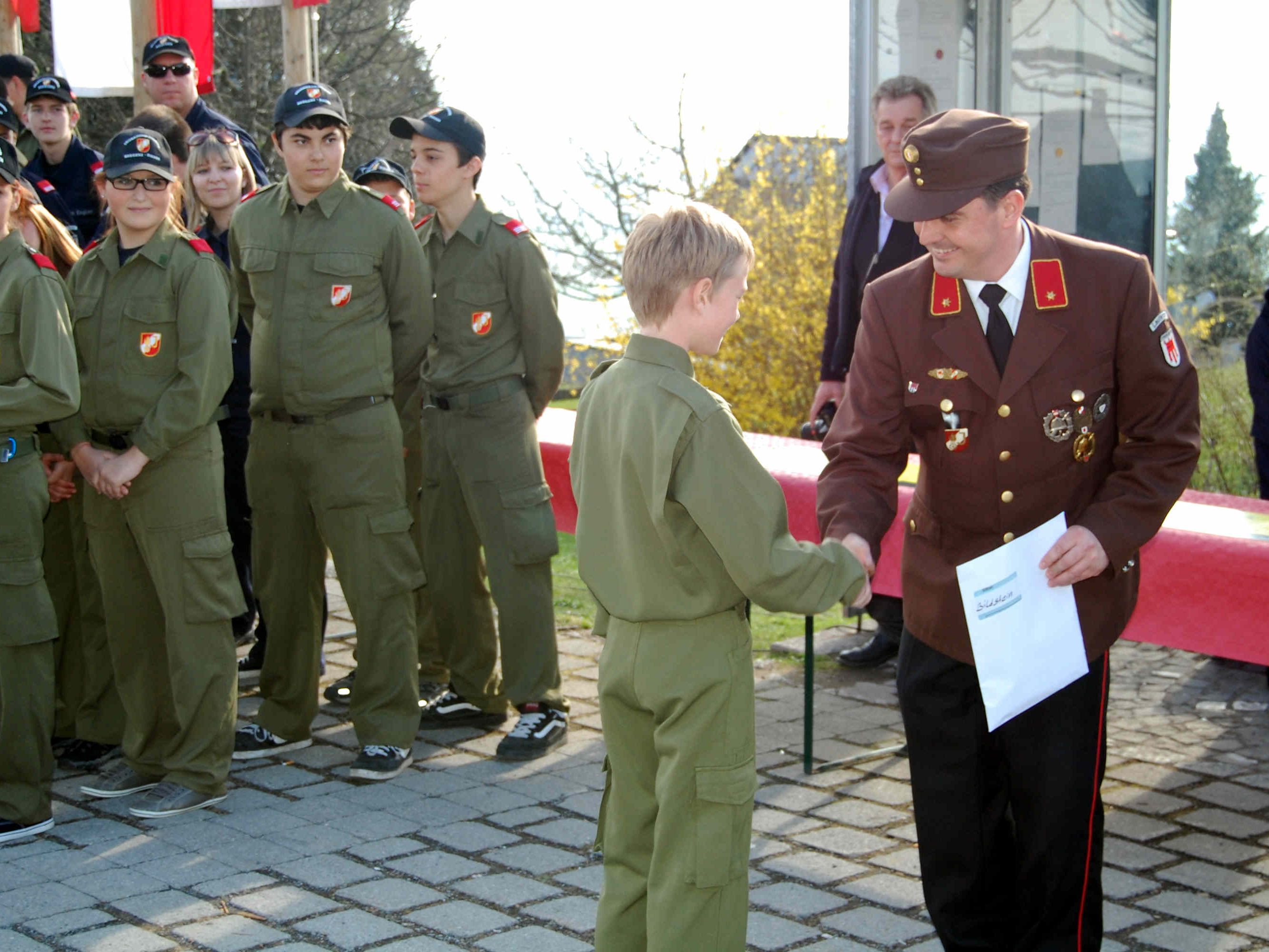 Bezirksjugendreferent Reinhard Karg gratulierte dem Feuerwehrnachwuchs. Bezirksjugendreferent Reinhard Karg gratulierte dem Feuerwehrnachwuchs.