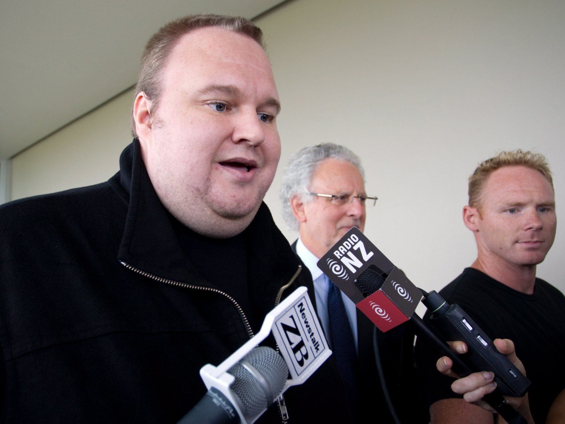 Kim "Dotcom" Schmitz könnte auch wegen Formfehlern einem Prozess in den USA entgehen. Kim "Dotcom" Schmitz könnte auch wegen Formfehlern einem Prozess in den USA entgehen.
