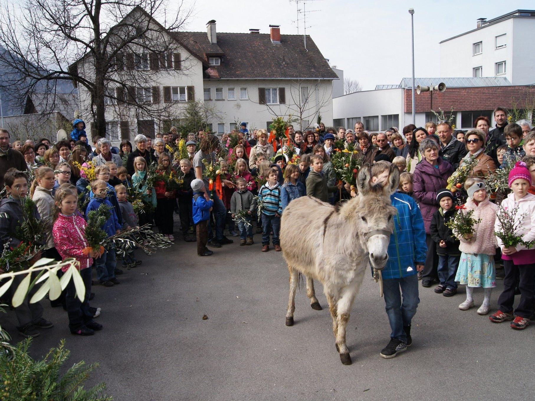 Bei der Palmweihe für die Kinder stand ein Esel vor der Hatler Kirche im Mittelpunkt.