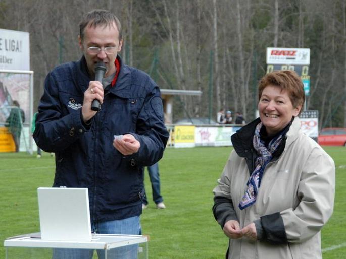 Mario Hammerer und Bürgermeisterin Theresia Handler bei der Verlosung des Gewinnspiels