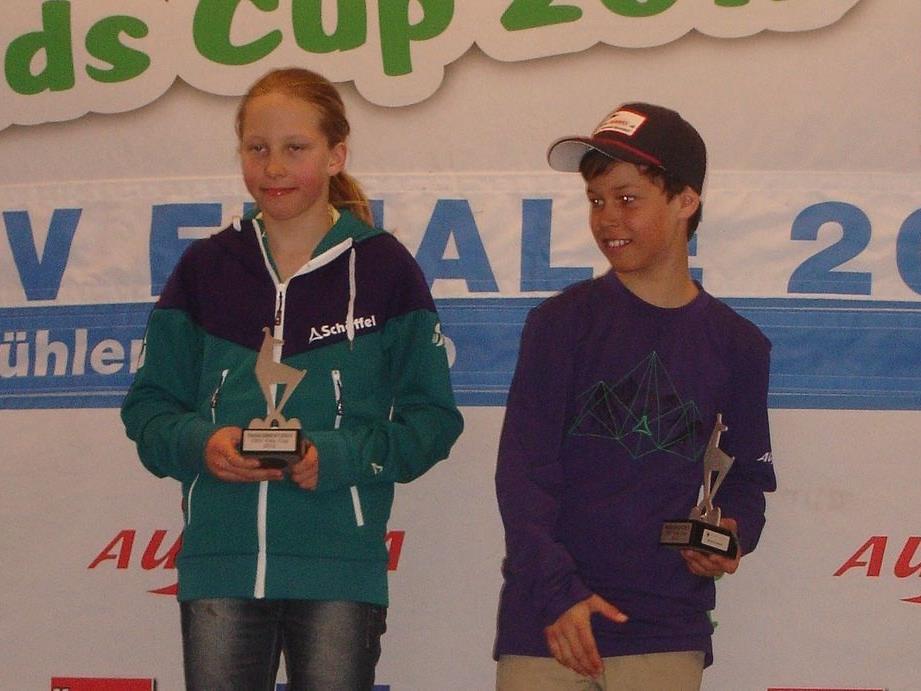 Lukas Feurstein bei der Siegerehrung, zusammen mit dem schnellsten Mädchen.