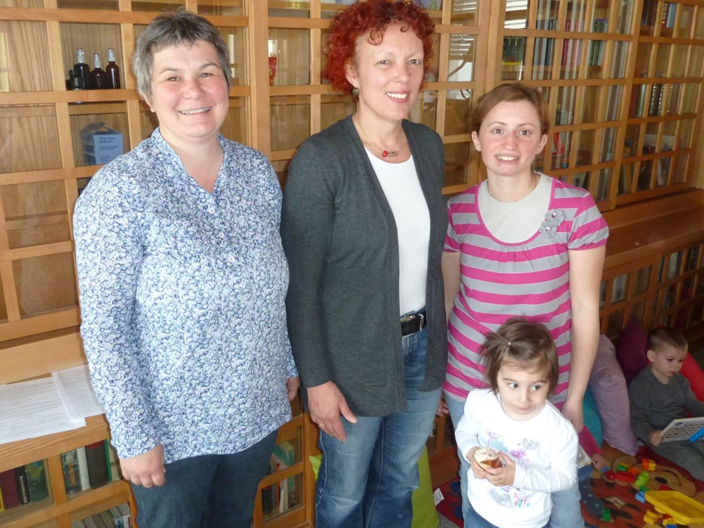 Sabine Reis und Senay Öztürk (r.) begrüßten Karin Kolb (Mitte) als Referentin beim Frauenfrühstück.