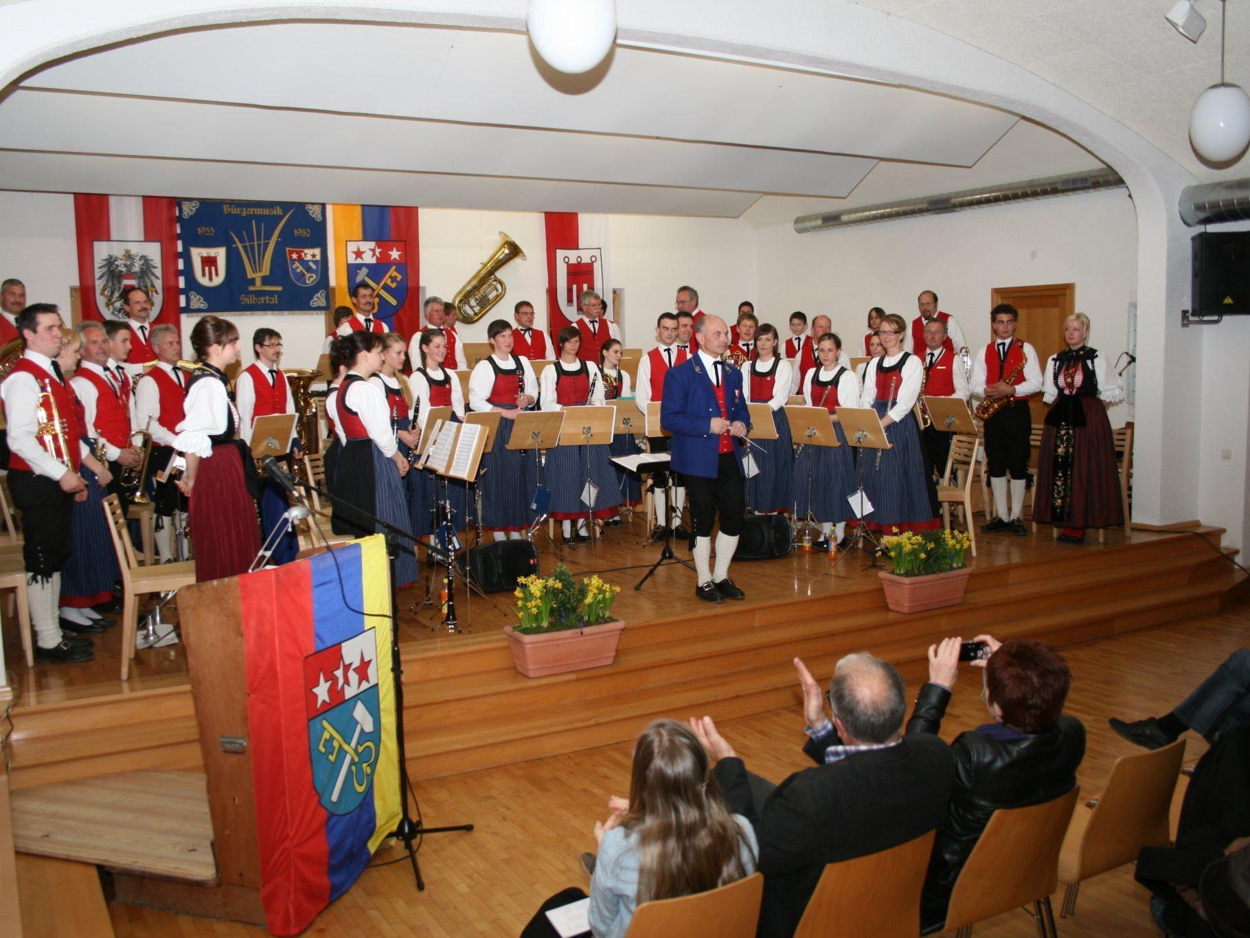 Das Vereinshaus bot einen würdigen Rahmen für das Frühjahrskonzert der Büürgermusik Silbertal.