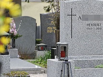 Die im Fall der "ungeklärten Todesfälle" Verdächtige bestreitet weiterhin alle Vorwürfe. Die im Fall der "ungeklärten Todesfälle" Verdächtige bestreitet weiterhin alle Vorwürfe.