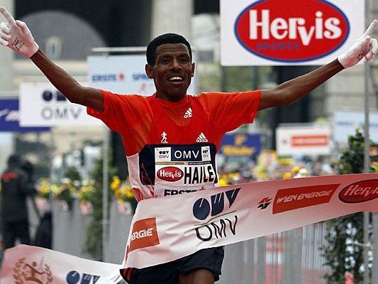 Strahlender Sieger Haile Gebrselassie beim Zieleinlauf beim Vienna City Marathon 2012 Strahlender Sieger Haile Gebrselassie beim Zieleinlauf beim Vienna City Marathon 2012