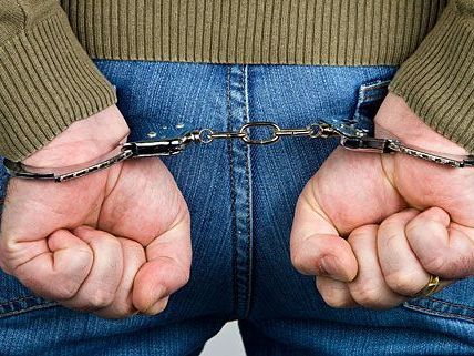 Für ein Pärchen klickten nach einer Diebestour in Parndorf die Handschellen Für ein Pärchen klickten nach einer Diebestour in Parndorf die Handschellen