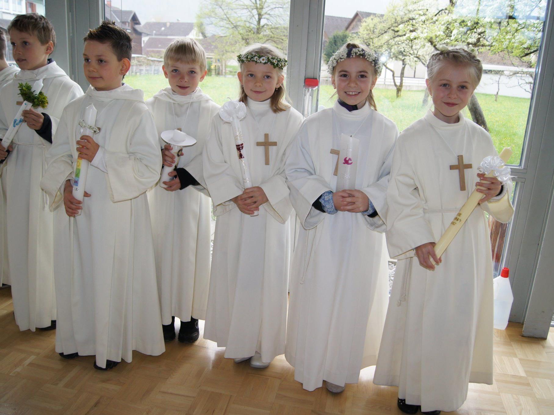 Das Fest der Erstkommunion feierten die Mädchen und Buben im Hatlerdorf.