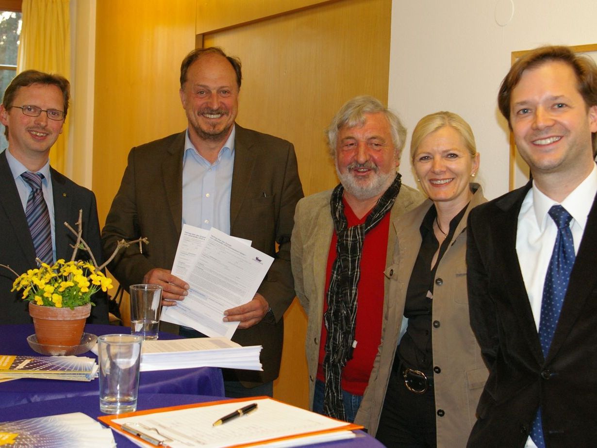 v.l.n.r.: Vorstandsdirektor Hubert Gieselbrecht (Raiba Leiblachtal), Karl Hehle (Bürgermeister von Hörbranz), Lebenshilfe-Obmann Paul Margreitter, Mag. Michaela Wagner und DI Paulus Vergeiner. v.l.n.r.: Vorstandsdirektor Hubert Gieselbrecht (Raiba Leiblachtal), Karl Hehle (Bürgermeister von Hörbranz), Lebenshilfe-Obmann Paul Margreitter, Mag. Michaela Wagner und DI Paulus Vergeiner.