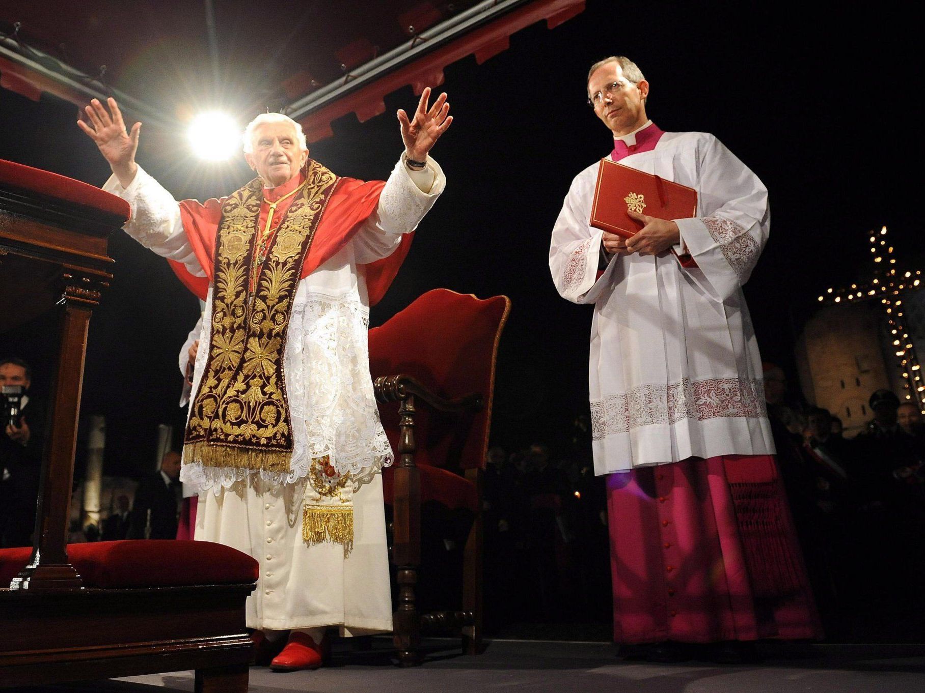 Mehrstündige Messe in Erinnerung an Auferstehung Christi.