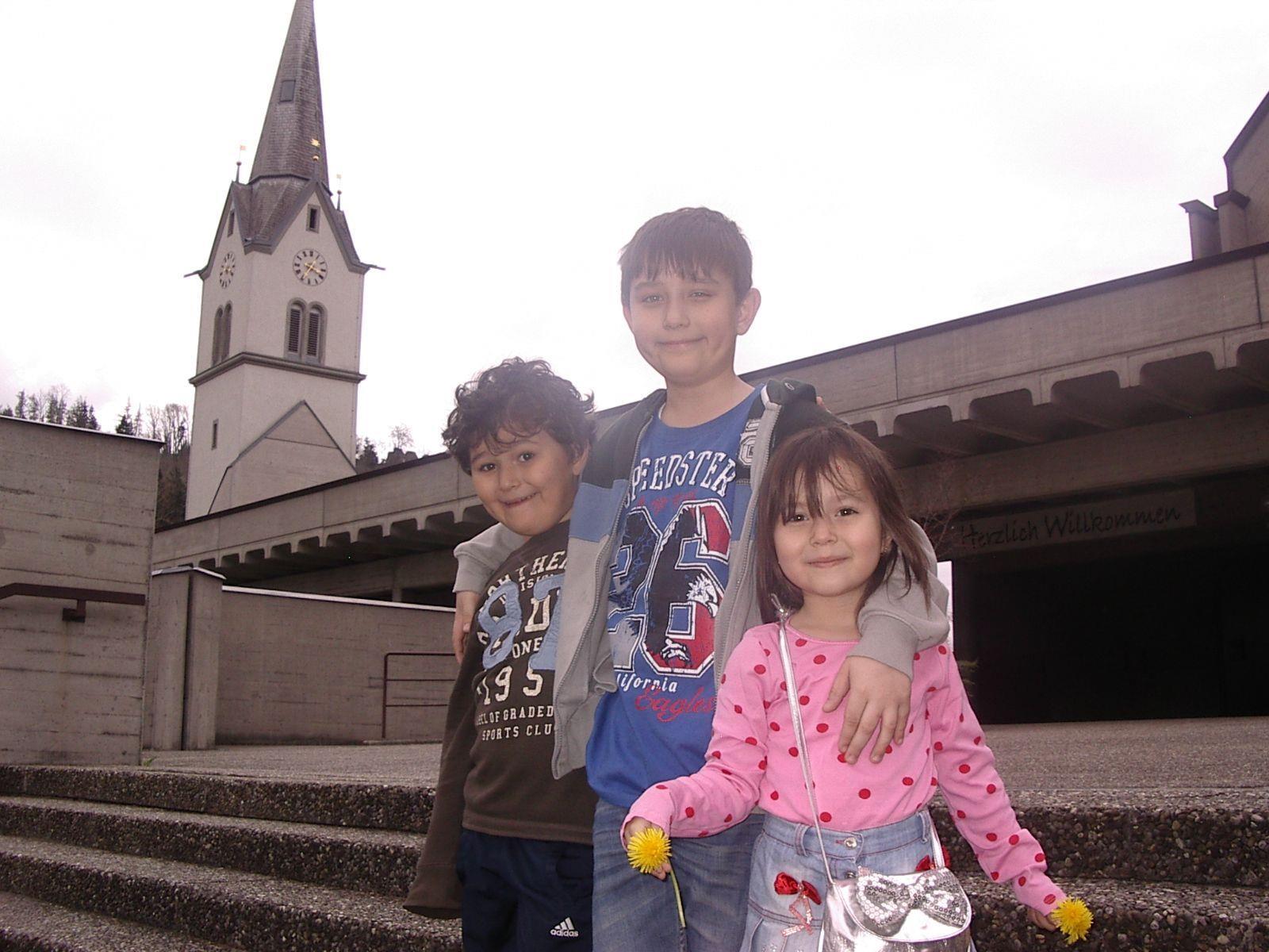 Erkay, Ergi und Huma-Selin bei der Tostner Pfarrkirche.