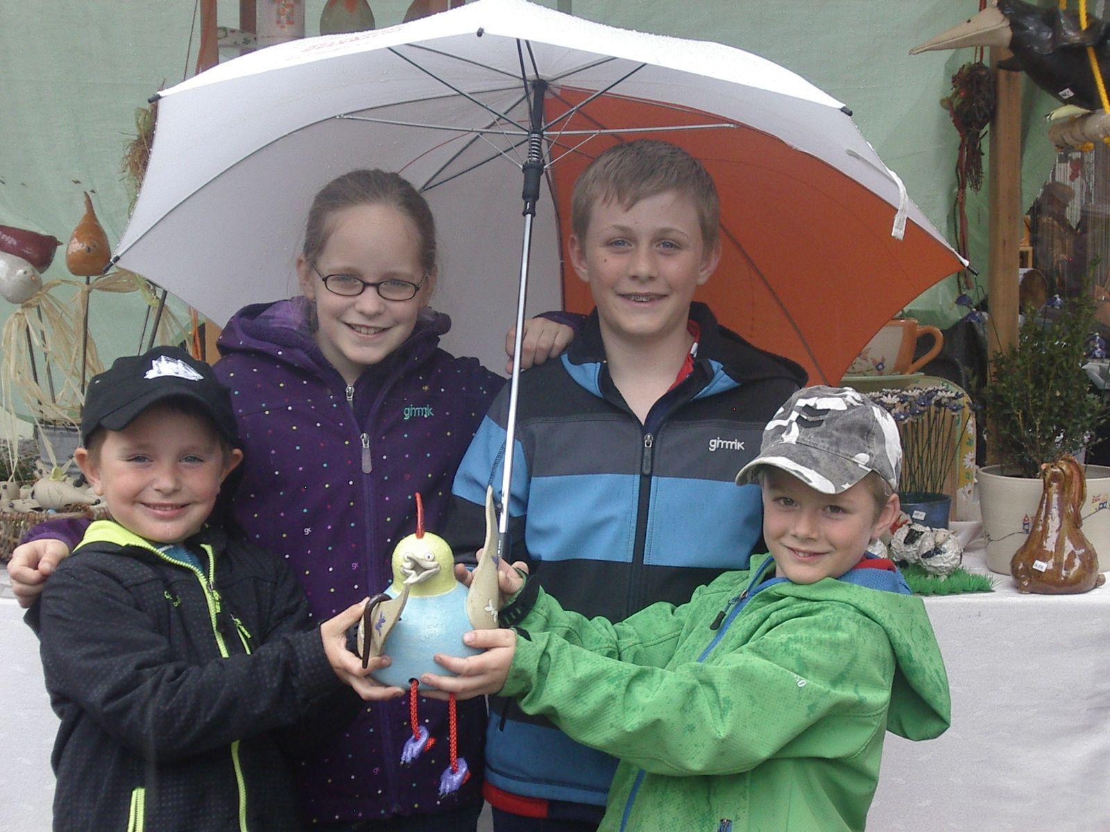 Auch Niklas, Sarah, Marc und Timo trotzden dem Wetter und statteten dem Ostermarkt einen Besuch ab.