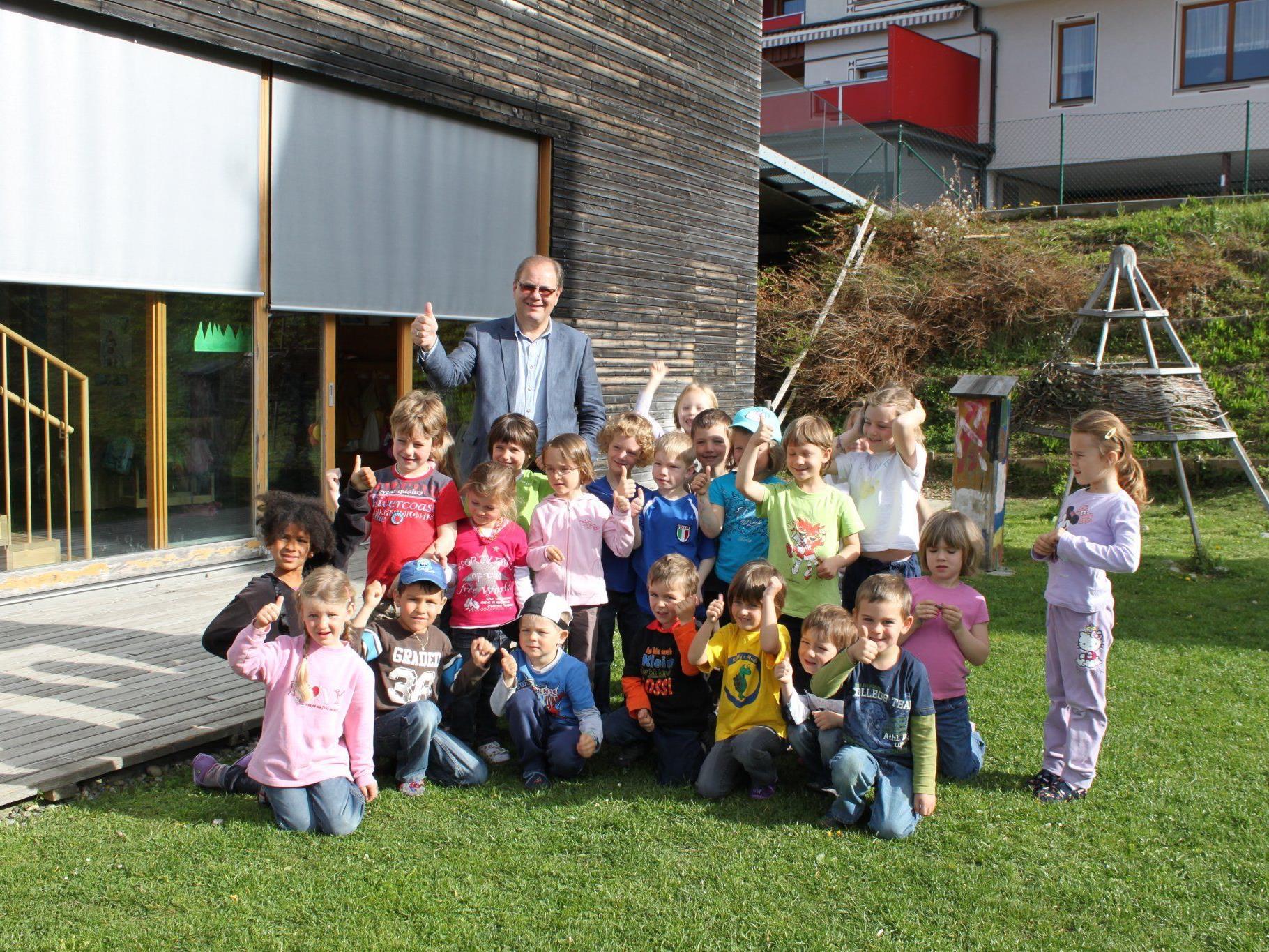 Die Kinder freuen sich mit Bürgermeister Reinhard Nachbaur über die beschlossene räumliche Erweiterung, um künftig auch alle interessierten Dreijährigen aufnehmen zu können.