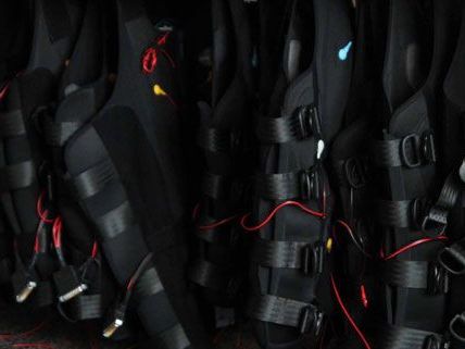 Diese Westen bekommt man vor dem Training angelegt. Diese Westen bekommt man vor dem Training angelegt.