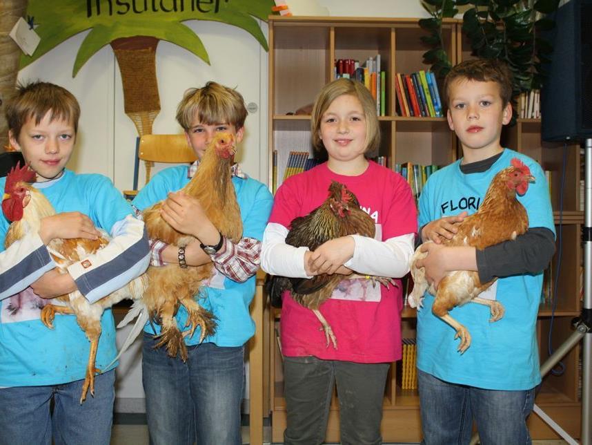 Die Müselbacher Kinder haben ein inniges Verhältnis zu ihren Hühnern.