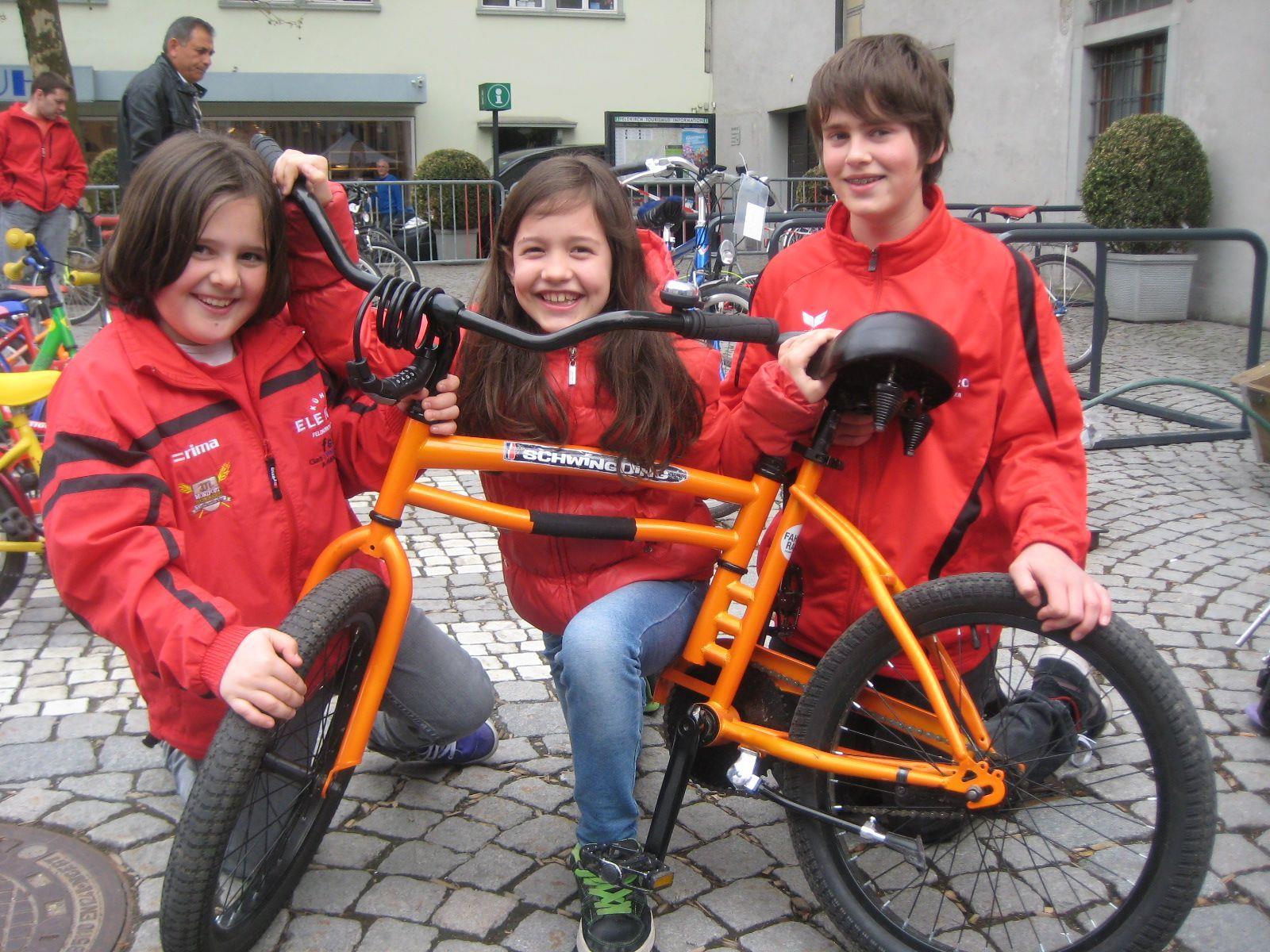 Julia, Sarah und Stefan vom RC Böhler Gisingen mit "Schwingding-Rad".