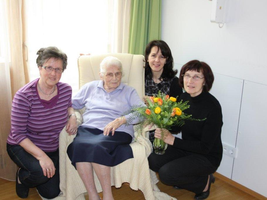 Eine Vertretung der Frauenbewegung Götzis gratulierte kürzlich Klara Gächter zum 100. Geburtstag