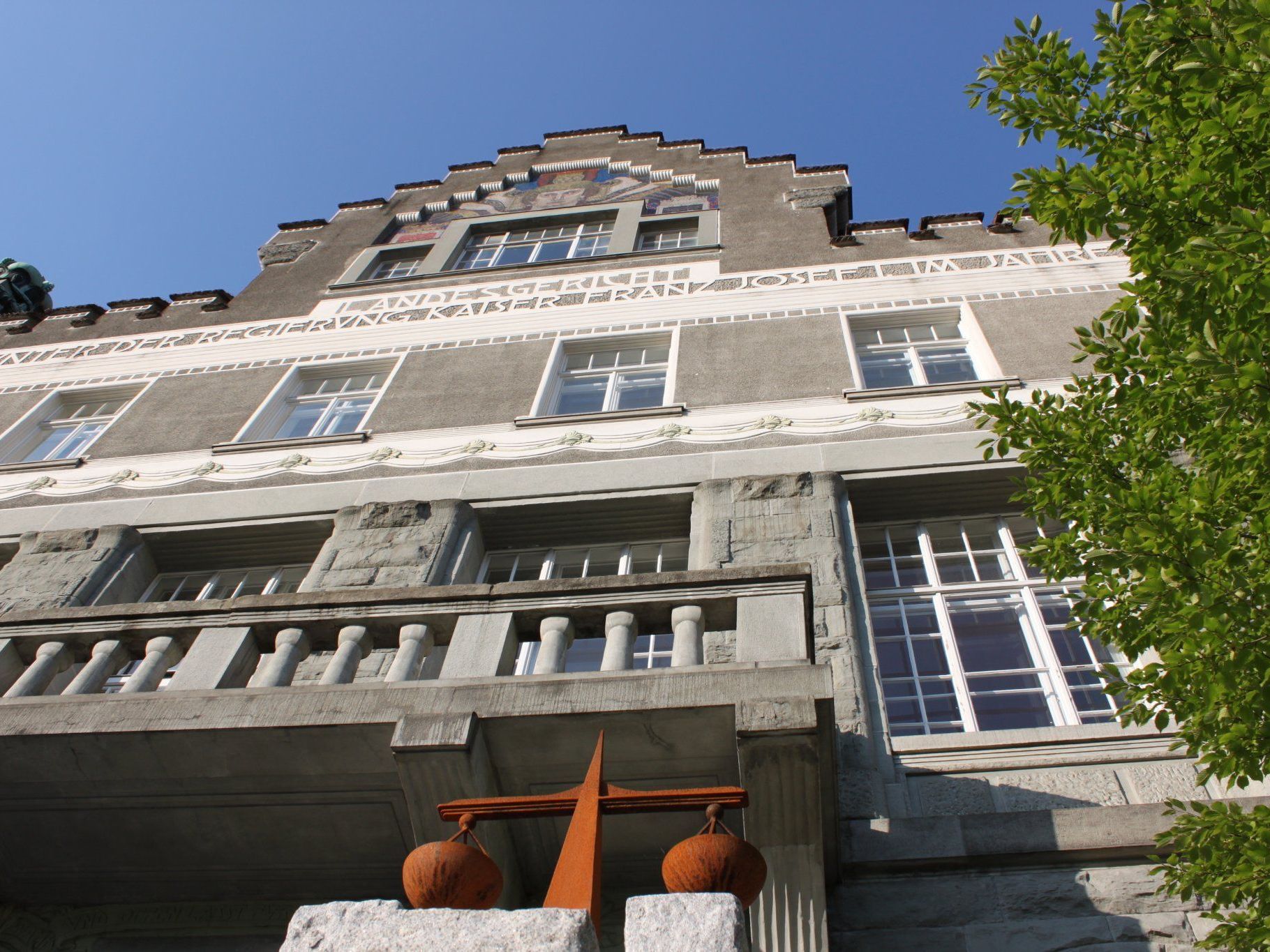 Die drei Angeklagten müssen sich heute vor Gericht verantworten. Die drei Angeklagten müssen sich heute vor Gericht verantworten.