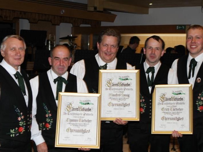 Ehrung für 40- jährige Vereinszugehörigkeit - v.l.n.r. Kapellmeister Roman Müller, Thomas Türtscher, Manfred Domig, Erich Türtscher und Obmann Martin Konzett Ehrung für 40- jährige Vereinszugehörigkeit - v.l.n.r. Kapellmeister Roman Müller, Thomas Türtscher, Manfred Domig, Erich Türtscher und Obmann Martin Konzett