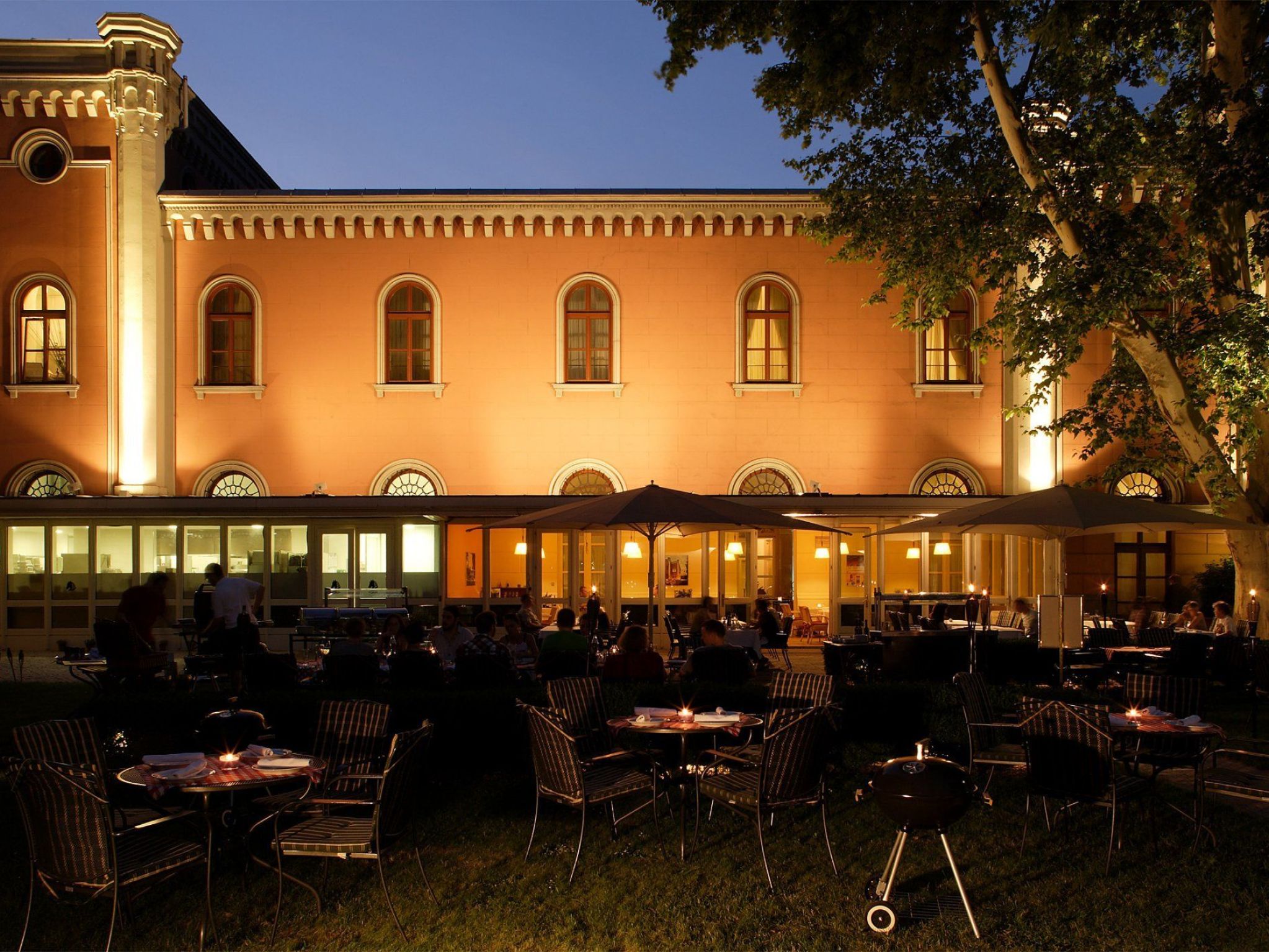 Der Grillmeister im city garden in Wien-Landstraße hat die Messer schon gewetzt zum großen Fest am 1. Mai