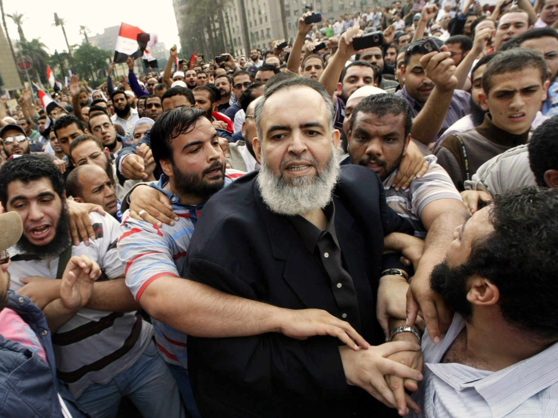 Hazem Salah Abu Ismail wurde wie zwei weitere Bewerber von der Wahl ausgeschlossen. Hazem Salah Abu Ismail wurde wie zwei weitere Bewerber von der Wahl ausgeschlossen.