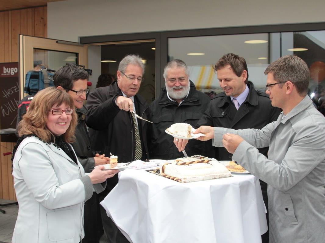 Mit dem Anschneiden der bugo-Torte durch die Ehrengäste endete der offizielle Festakt der Bücherei-Eröffnung