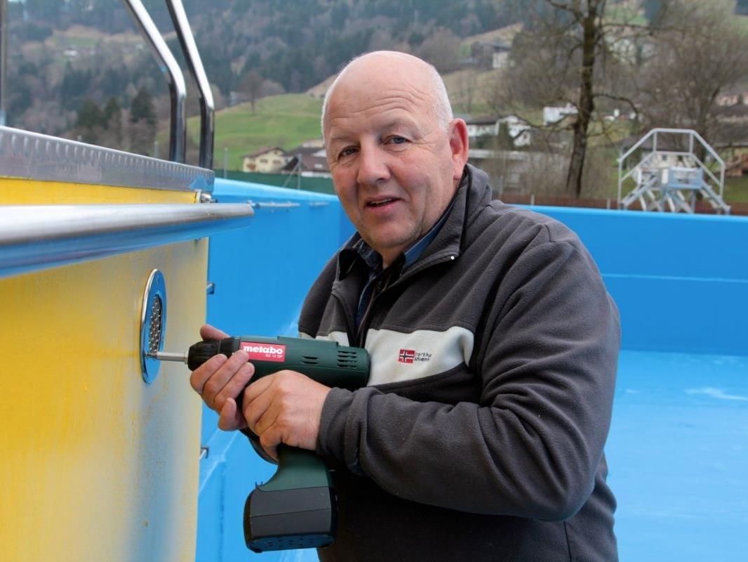 Bademeister Erwin Wehinger hat alle Hände voll zu tun, das älteste Schwimmbad Vorarlbergs wieder fit zu machen.