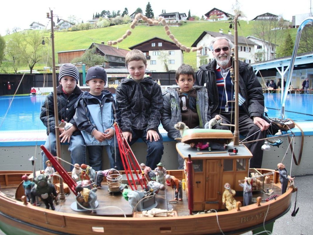 Modellbauer Fridolin Märk, Urgestein des Vereins begeisterte besonders die Buben mit seinem Schwammtaucherschiff "Argo" mit den vielen Details. Modellbauer Fridolin Märk, Urgestein des Vereins begeisterte besonders die Buben mit seinem Schwammtaucherschiff "Argo" mit den vielen Details.