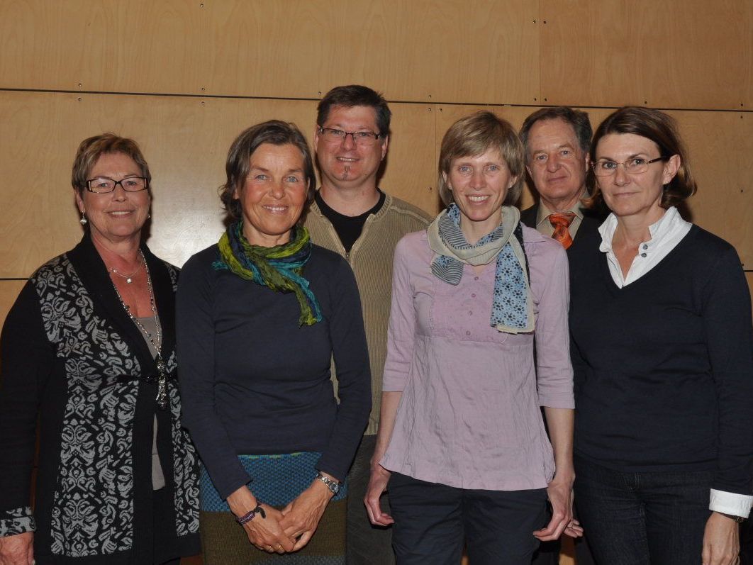 Die Leiterin des MoHi Silvia Benzer, die Pfleger Brigitte Langer, Jakob Reiner, Andrea Fleisch und Silvia Valda mit Obmann Franz Koch (2.v.r.). Die Leiterin des MoHi Silvia Benzer, die Pfleger Brigitte Langer, Jakob Reiner, Andrea Fleisch und Silvia Valda mit Obmann Franz Koch (2.v.r.).