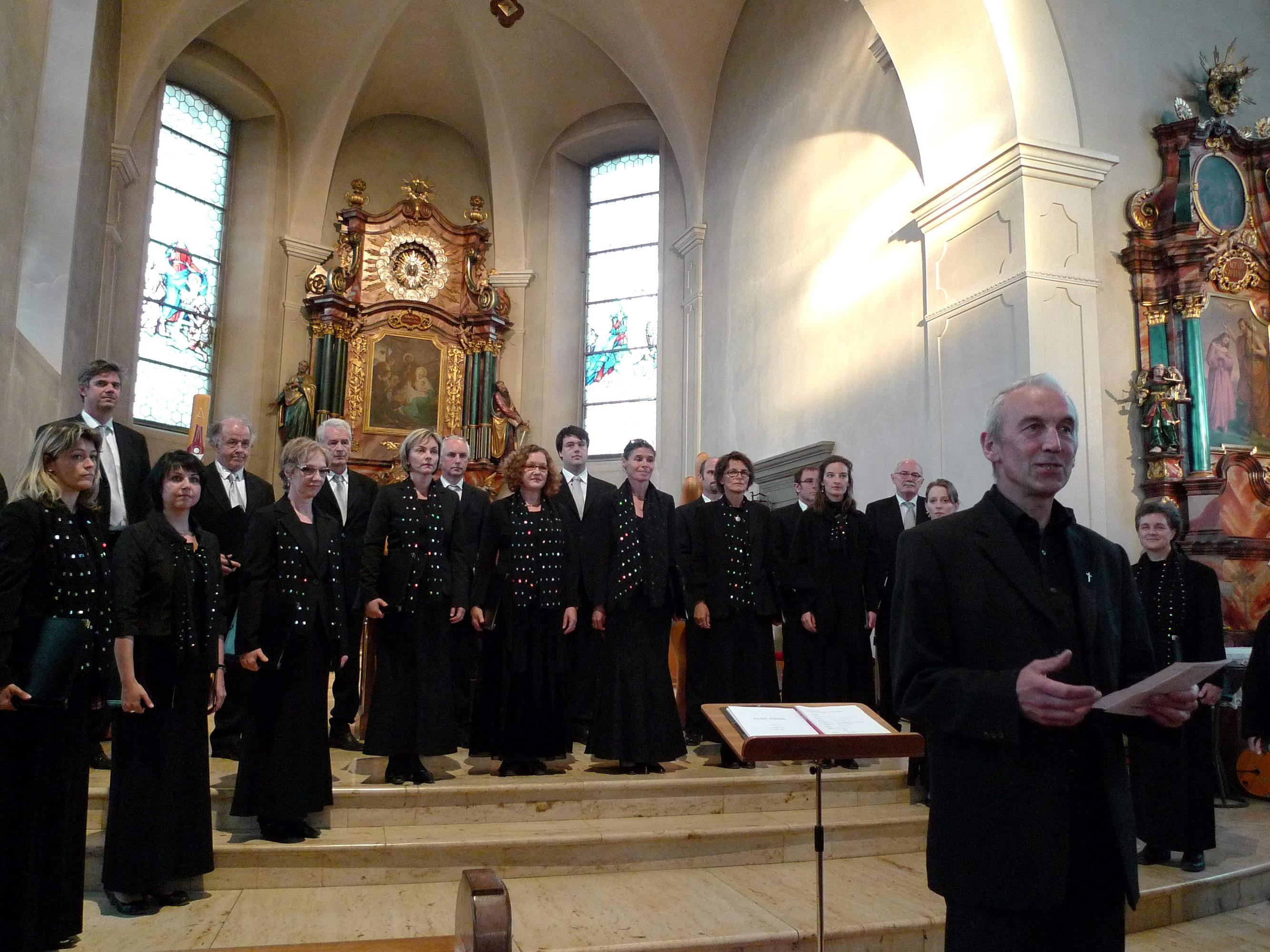 Pfarrer Paul Burtscher begrüßte den Kammerchor Feldkirch in der Bildsteiner Pfarrkirche.