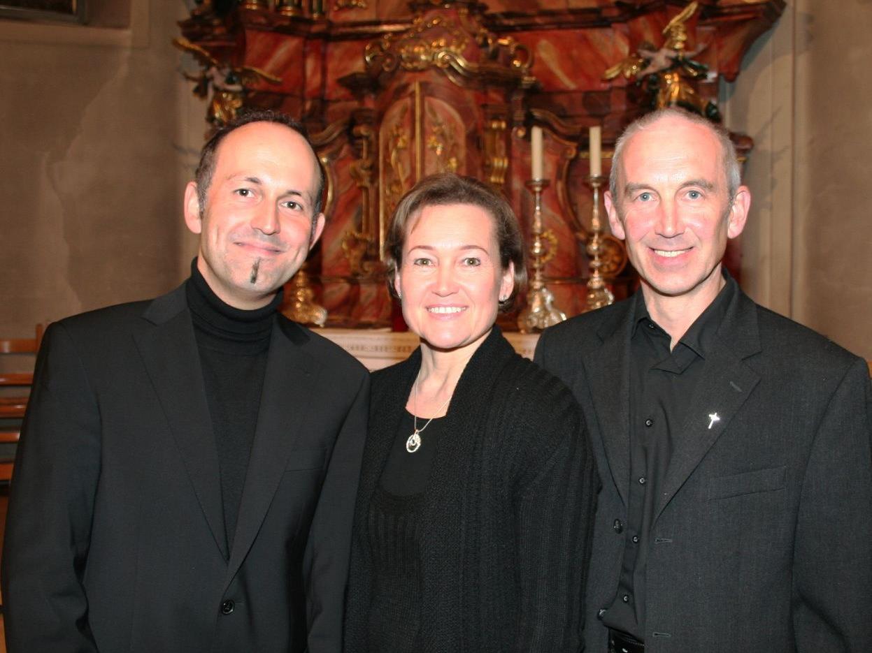 Domkapellmeister Benjamin Lack mit Birgit Plankel und Pfarrer Paul Burtscher