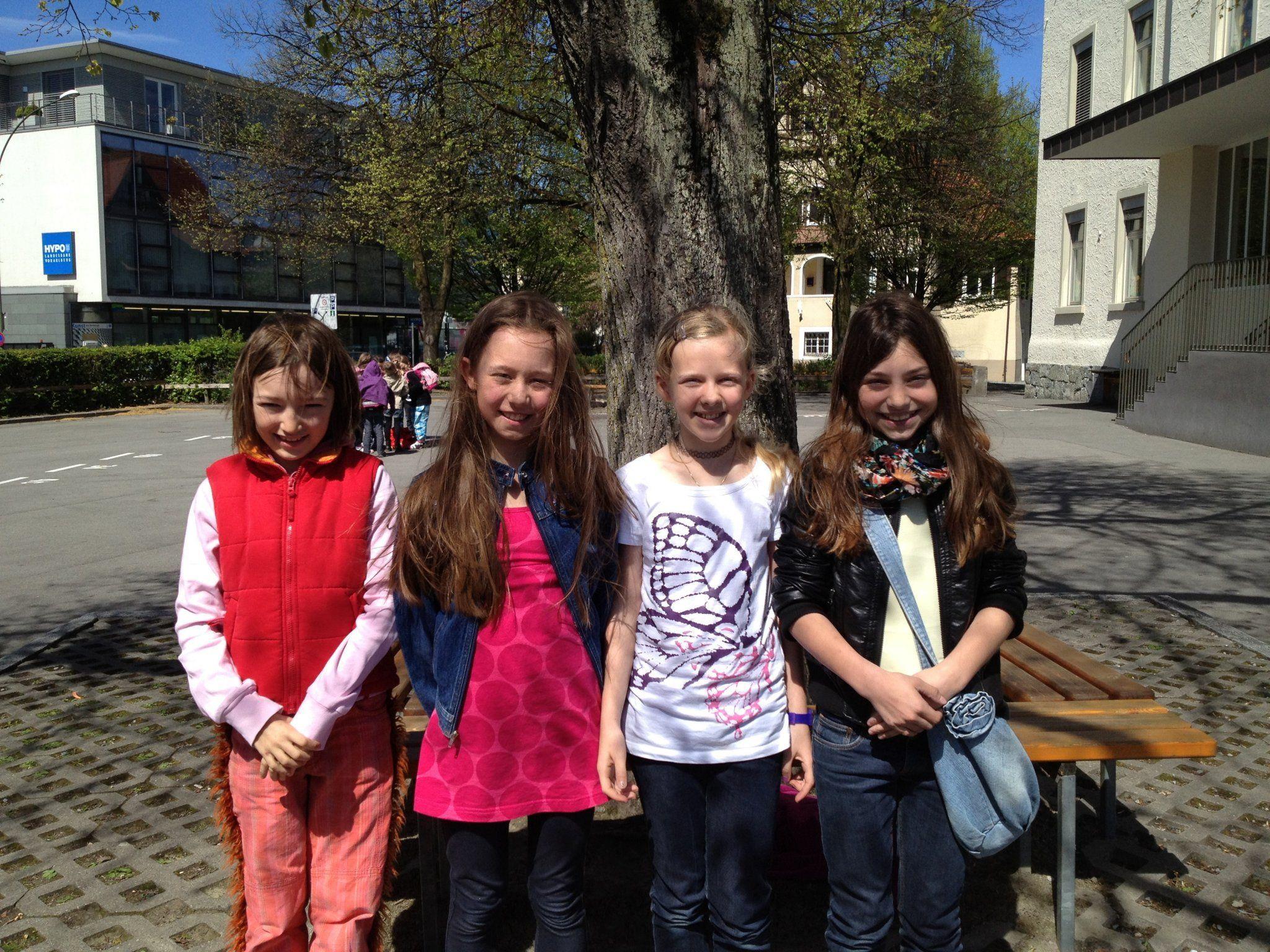 Diese vier Mädchen kamen auf die Idee, einen Kinderflohmarkt zu organisieren: Emilie Graf, Clara Benedikter, Linda Hagen, Sofia Müller.