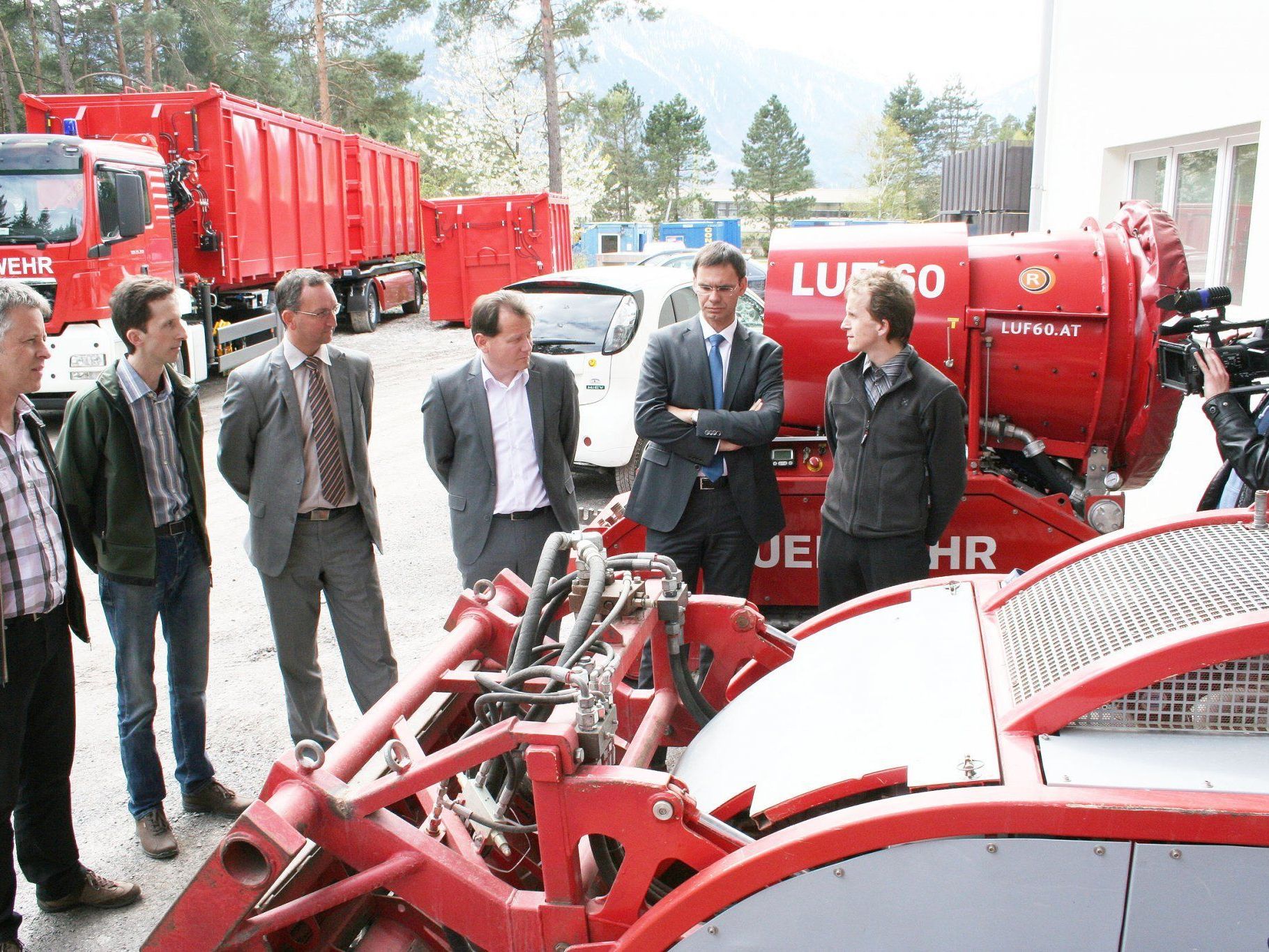Günter Walter, Wilfried Walter, die Bürgermeister Dieter Lauermann (Ludesch) und Harald Witwer (Thüringen), Landeshauptmann Mag. Markus Wallner und Firmenchef Bruno Walter zwischen „Rechner’s Innovationen Bush-Fighter, LUF 60 und dem Wasserversorgungs-LkW-Monster für China im Hintergrund. (v.l.) Günter Walter, Wilfried Walter, die Bürgermeister Dieter Lauermann (Ludesch) und Harald Witwer (Thüringen), Landeshauptmann Mag. Markus Wallner und Firmenchef Bruno Walter zwischen „Rechner’s Innovationen Bush-Fighter, LUF 60 und dem Wasserversorgungs-LkW-Monster für China im Hintergrund. (v.l.)