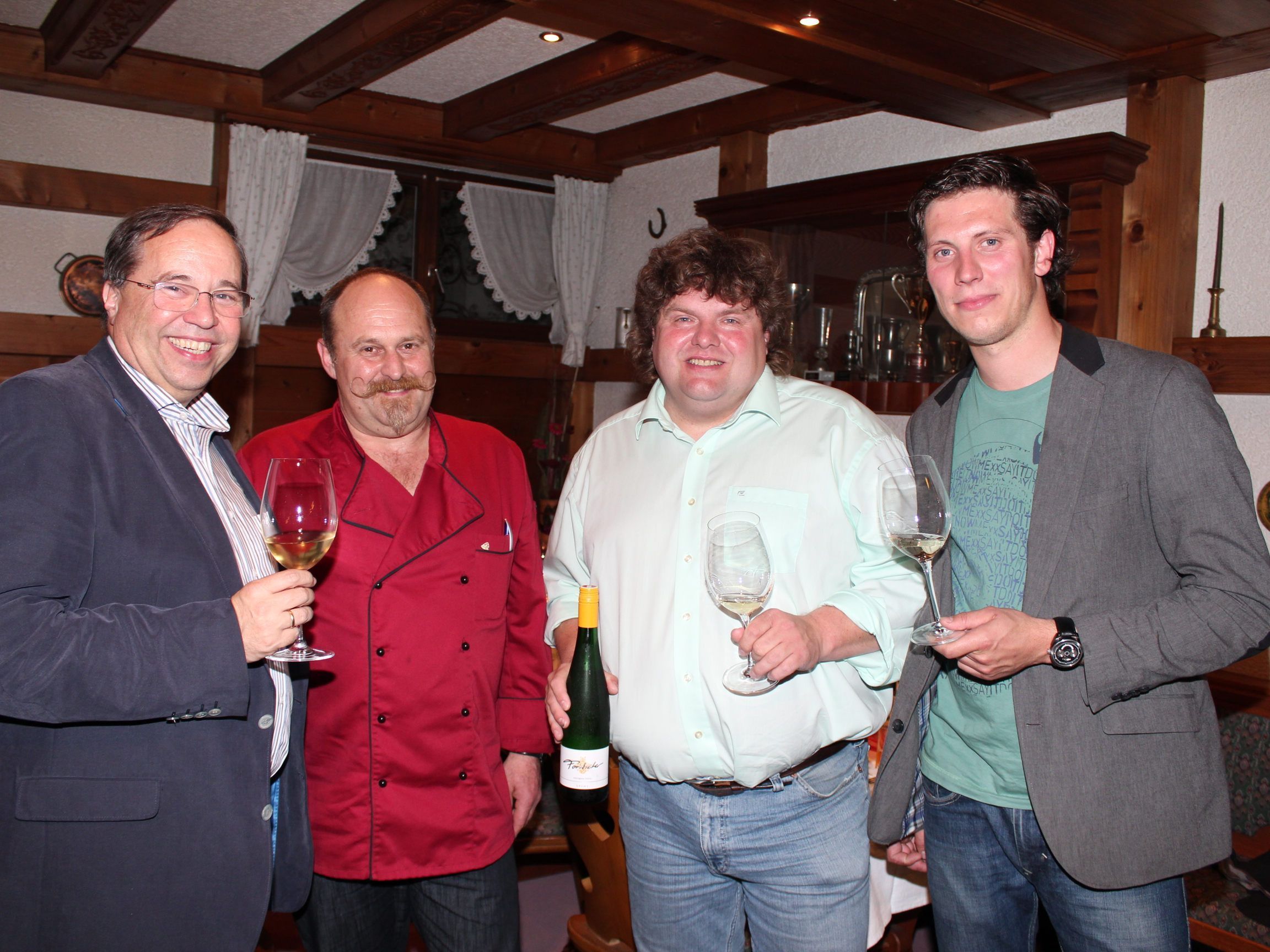Walter Pfanner und Hausherr Peter Steurer mit den beiden Winzern. Walter Pfanner und Hausherr Peter Steurer mit den beiden Winzern.