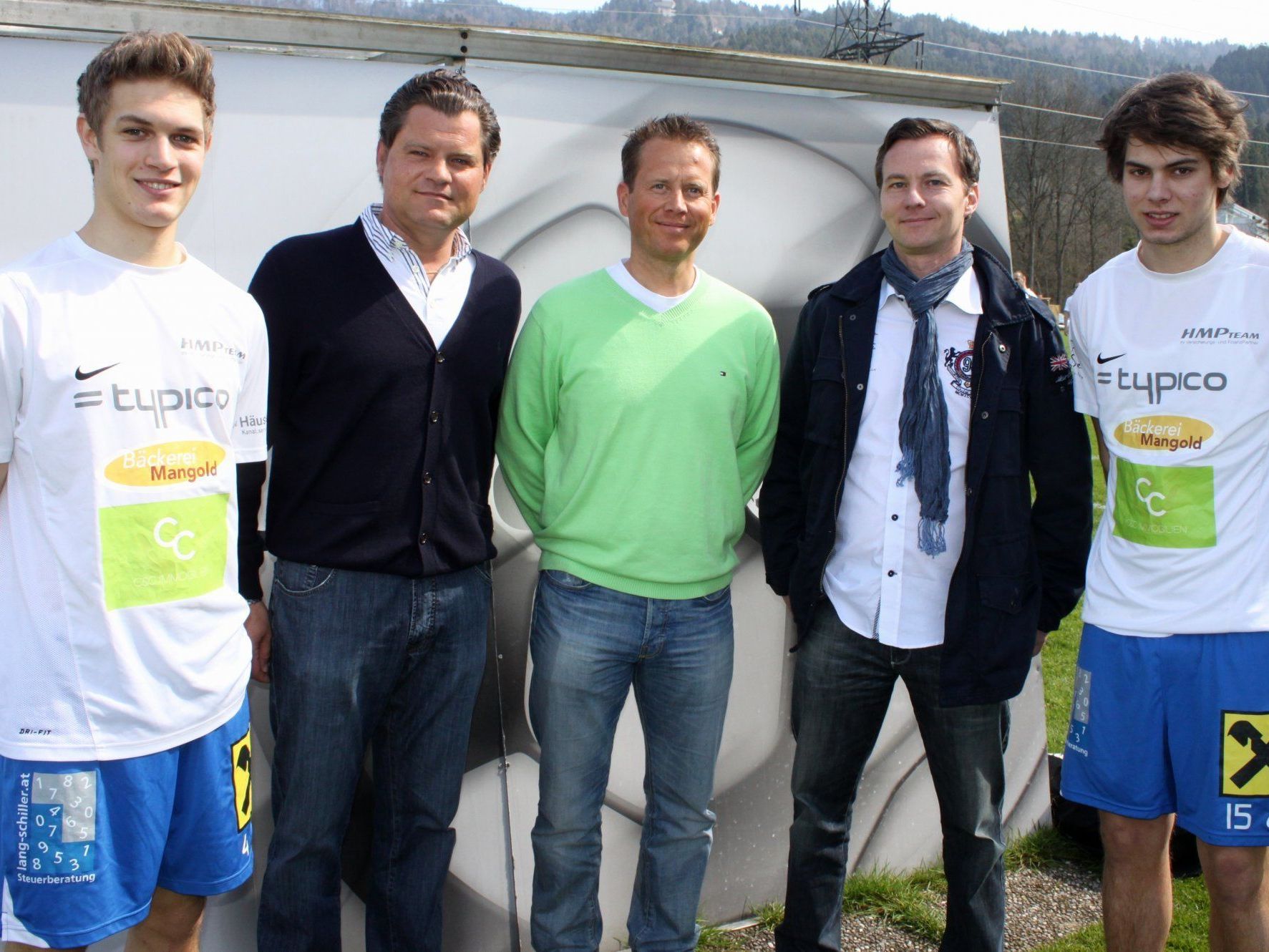 Obmann Alexander Schiller bedankte sich beim neuen Dress-Sponsor „C&C Immobilien“ (Bregenz). Obmann Alexander Schiller bedankte sich beim neuen Dress-Sponsor „C&C Immobilien“ (Bregenz).