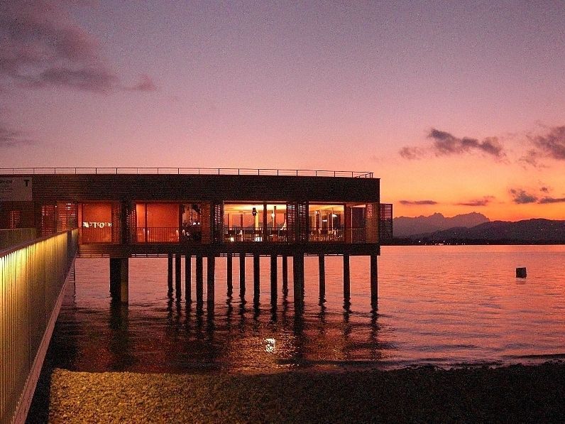 Stimmungsvolles Ambiente rings um das Badehaus am Lochauer Kaiserstrand.